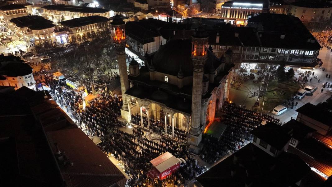 Konya'da "bin aydan daha hayırlı gece" idrak edildi: Camiler doldu, taştı 1